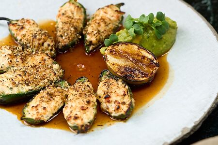 Перцы падрон, фаршированные креветкой и козьим сыром