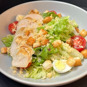 Салат Цезарь с курицей