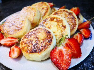 Сырник творожный с ягодным джемом
