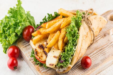 Гирос с сыром халлуми