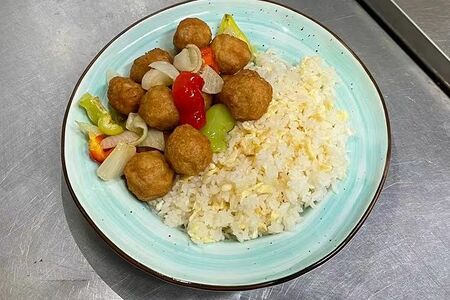 Гай фан с фрикадельками и рисом в соевом соусе