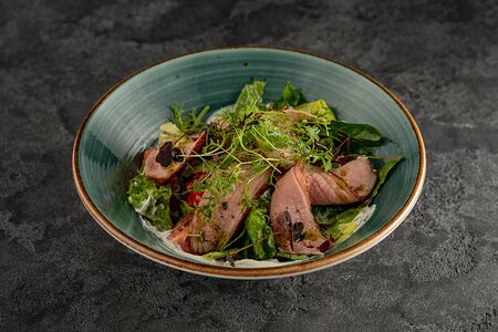 Салат с утиной грудкой и кремом Блю Чиз