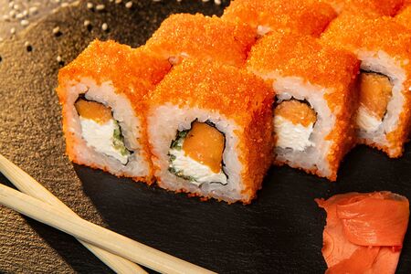 Ролл Калифорния с лососем