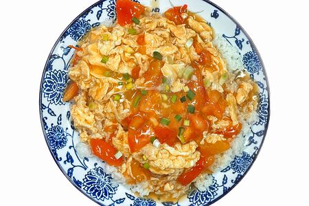 Рис с жареными яйцами и помидорами