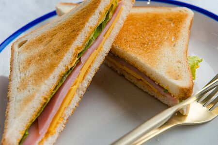 Тосты с ветчиной и сыром