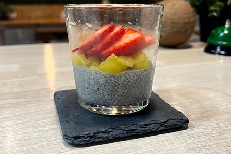 Пудинг с семенами чиа, манго, фруктами и фундуком