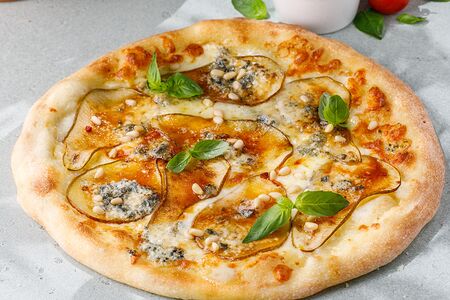 Пицца с грушей и горгонзолой