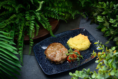 Котлета по-голландски с копченым картофельным пюре