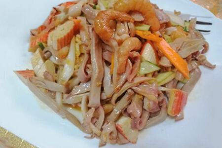 9 Салат из кальмаров, креветок и крабовых палочек