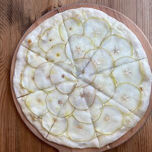 Груша с горгонзолой, пицца на толстом тесте