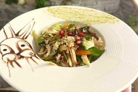 Салат с куриным филе и гранатовым соусом