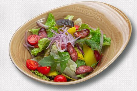 Салат с колбасками чоризо