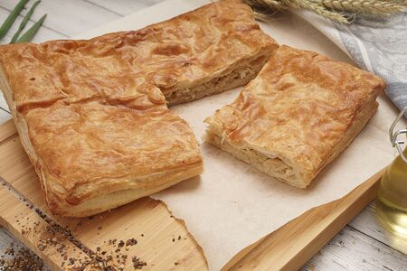 Пирог слоеный с капустой и яйцом