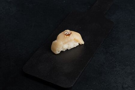 Суши с гребешком