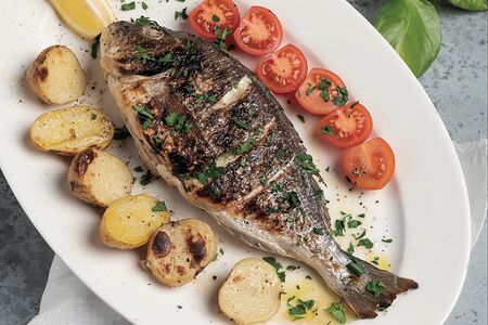 Дорадо, запечённая в дровяной печи