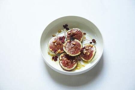 Карпаччо из инжира с муссом из козьего сыра