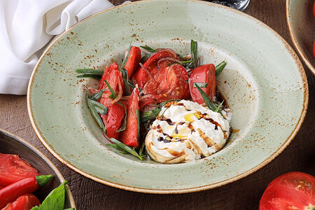 Салат с домашней бурратой, помидорами и красным луком