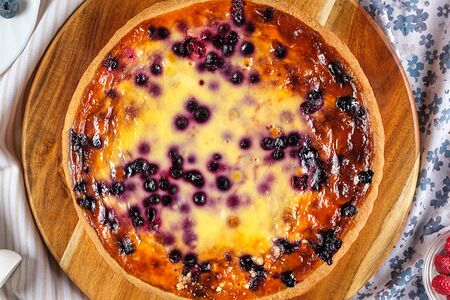 Сметанник с малиной и черникой