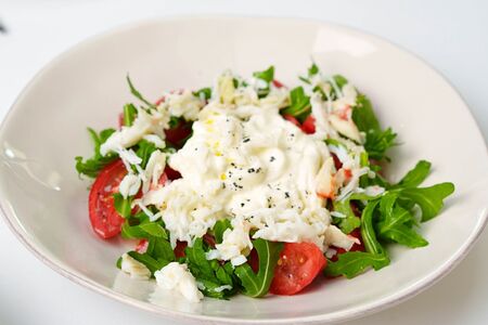 Салат со страчателлой с крабом