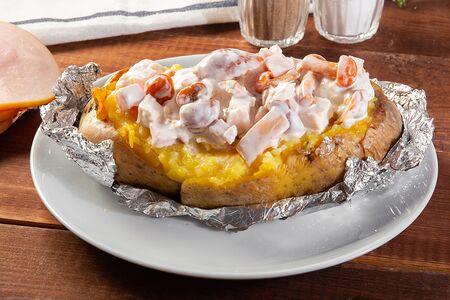 Запеченная картошка с копченой курицей, опятами и ветчиной
