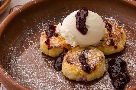 Сырники со смородиной