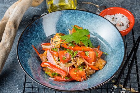 Салат с жареными баклажанами и помидорами