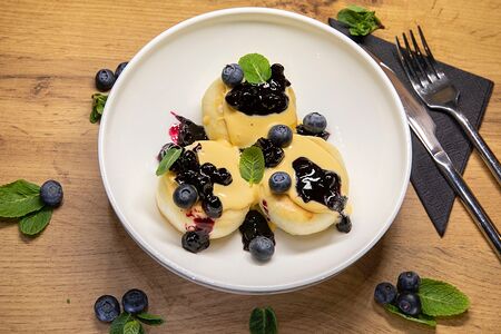 Сырники с ванильным кремом и ягодами