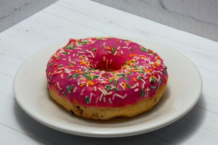 Пончик с розовой глазурью и белым шоколадом