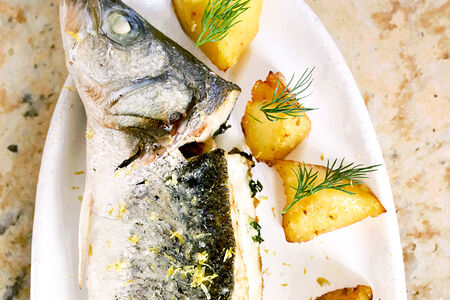 Запеченный сибас с картофелем