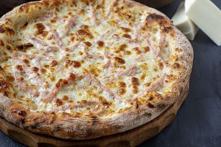 Пицца ветчина и сыр