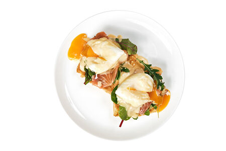 Яйцо Бенедикт с лососем и авокадо