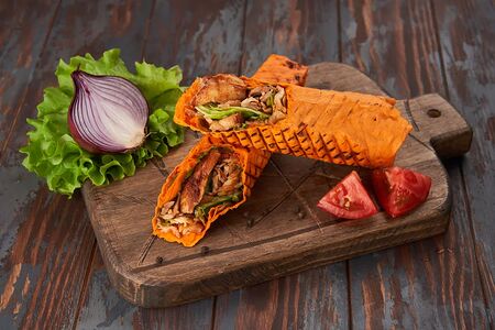 Мега шаурма в сырном лаваше с курицей