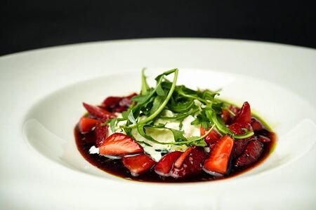 Страчателла с маринованной клубникой