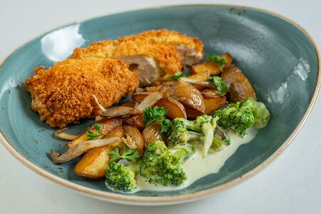 Куриная грудка с картофельными дольками