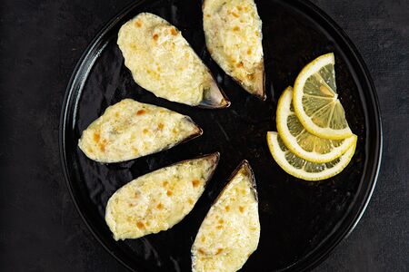 Мидии в сырно-сливочном соусе