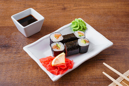 Ролл с лососем и огурцом