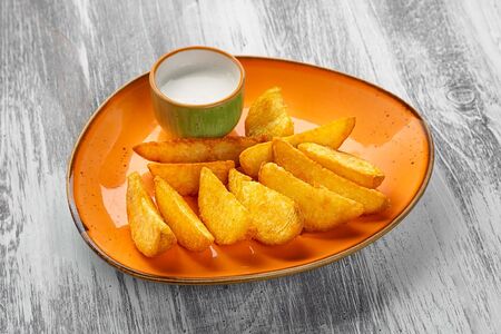 Картофельные дольки с соусом блю чиз
