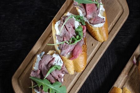 Брускетта с ростбифом и рукколой