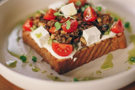 Авокадо-тост с баклажанами и фетой