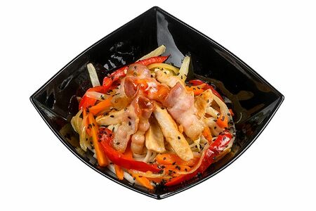 Wok с курицей и беконом в соусе свит чили