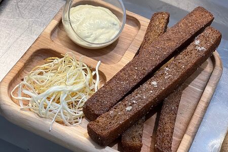 Гренки чесночные с сырным соусом и сулугуни