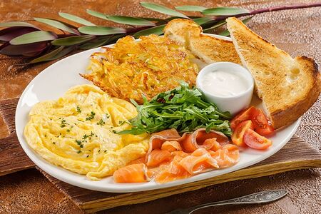 Завтрак с омлетом и семгой