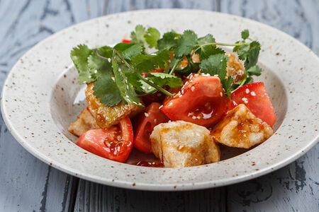 Хрустящие баклажаны с томатами в остро-сладком соусе