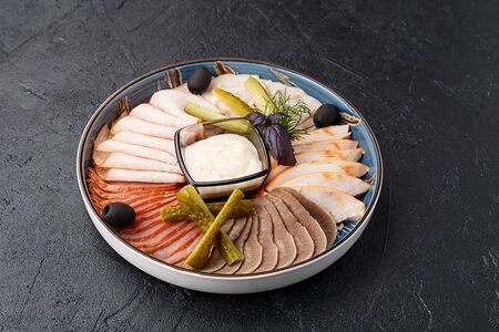 Ассорти из мясных деликатесов