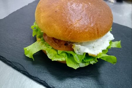 Фермерский бургер с яйцом