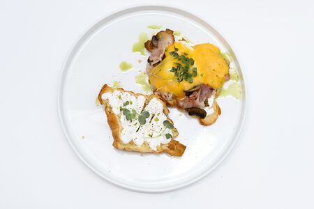 Круассан с беконом, грибами и яйцом Бенедикт