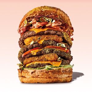 Большой золотой бургер с четырьмя котлетами из говядины