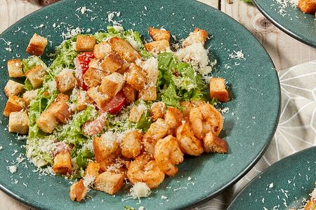 Салат Цезарь с креветками