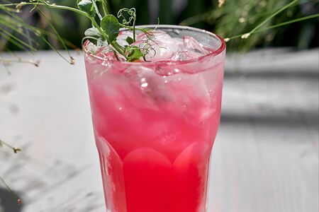 Розовый ягодный домашний лимонад