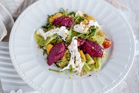 Салат с печёной свеклой, авокадо и сыром страчателла